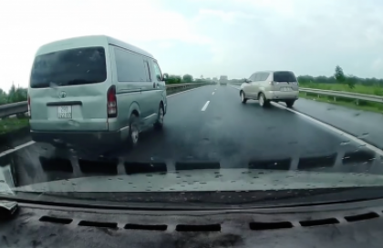 Nghị định 168 - Lỗi trừ 2 điểm GPLX ô tô: Chuyển làn không có tín hiệu khi lưu thông trên cao tốc