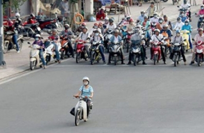 Nghị định 168 - Lỗi trừ 10 điểm GPLX: Điều khiển xe máy không chấp hành hiệu lệnh của đèn tín hiệu, vượt đèn đỏ gây TNGT