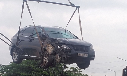 Ảnh TNGT: Không làm chủ tay lái, tài xế Lexus RX350 lao thẳng xuống ao