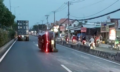 Clip TNGT: Tài xế taxi VinFast VF 8 BKS 50H 41929 lật ngang giữa đường vì lao lên dải phân cách