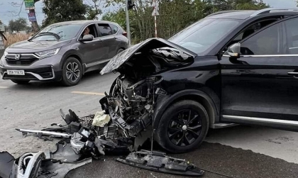 Ảnh TNGT: Không giữ khoảng cách, MG ZS 15A 83849 tan cả khoang động cơ vì đâm đuôi “Hổ vồ”