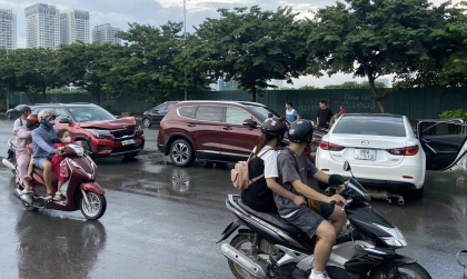 Ảnh TNGT: Tai nạn liên hoàn khi Mazda6 sang đường trong mưa