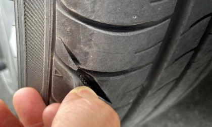 Hyundai Accent bị chém rách lốp