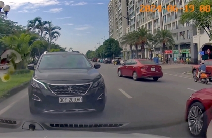 Ý thức Giao thông: Clip Peugeot 3008 BKS 30F 20060 ngang nhiên đi ngược chiều