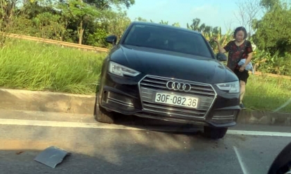 Clip TNGT: Tài xế thiếu kinh nghiệm, Audi A4 bị đâm văng lên dải phân của đường cao tốc Hà Nội - Thái Nguyên