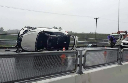 Clip TNGT: Đâm vào lan can, tài xế Mazda CX-5 văng ra ngoài tử vong vì không thắt dây an toàn