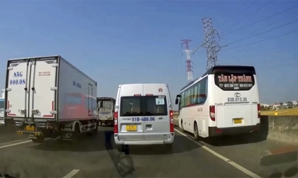 Clip VHGT: Đoàn xe thản nhiên vượt ở làn khẩn cấp trên cao tốc TPHCM - Trung Lương