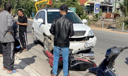 Clip TNGT: Lexus RX đâm tung người đàn ông đi xe máy