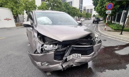 Ảnh TNGT: Toyota Innova vỡ két nước khi va chạm với KIA Carnival