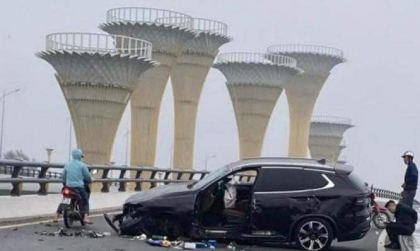 Ảnh TNGT: VinFast Lux SA BKS 30G 28133 đâm vào mố cầu, gãy bánh văng cửa trước