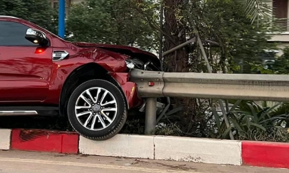 Ảnh TNGT: Ford Everest 30F 52592 lao dải phân cách, đâm dính hộ lan