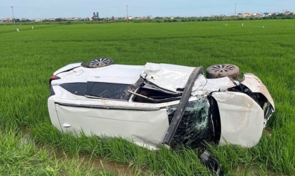 Ảnh TNGT: Toyota Veloz Cross lật nghiêng giữa ruộng