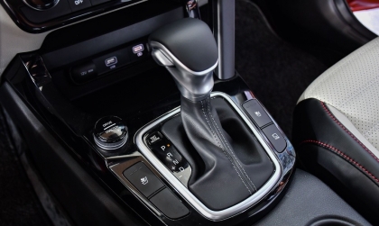 Xe Kia Seltos bị lỗi nhảy số lung tung là sao ạ?