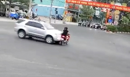 Clip TNGT: Kết cục buồn cho đôi thanh niên nam nữ đi xe máy vượt đèn đỏ bị ô tô đâm