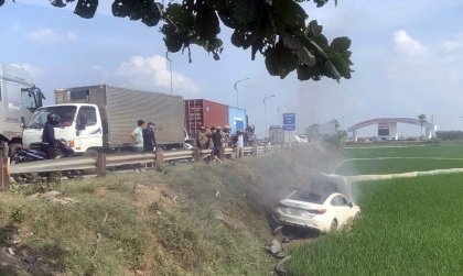 Ảnh TNGT: Không làm chủ tốc độ, Mazda3 lao thẳng xuống ruộng và bốc cháy