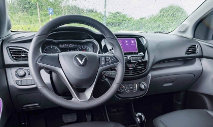 Sao vô lăng VinFast Fadil không tự động trả lái?