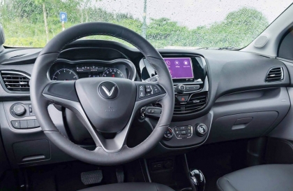 Sao vô lăng VinFast Fadil không tự động trả lái?
