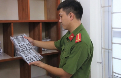 Biển số trúng đấu giá được chuyển nhượng kèm xe hay không?