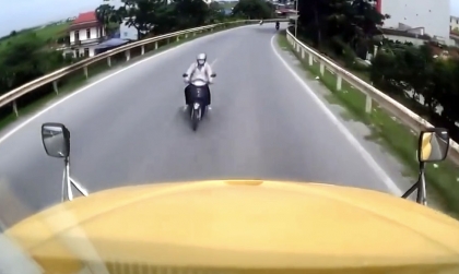 Clip TNGT: Tài xế công-ten-nơ đen đủi nhất năm với pha tai nạn không thể lý giải