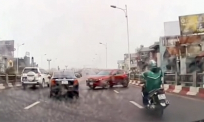 Clip VHGT: Tài xế Mazda CX-5 thản nghiên quay đầu xe trên cầu Vĩnh Tuy – Hà Nội