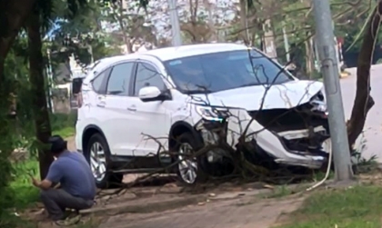 Ảnh TNGT: Honda CR-V BKS 99A 15131 lao vỉa hè, hạ gục gốc cây nhưng không làm gì được cột điện