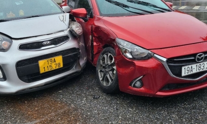 Ảnh TNGT: So kè độ cứng, Mazda3 bị KIA Morning đâm gẫy bánh trước