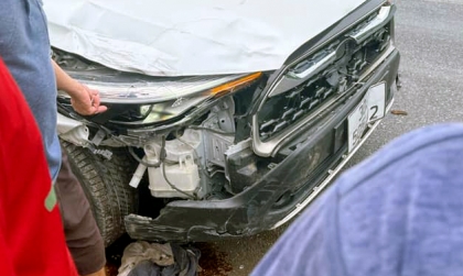 Ảnh TNGT: Toyota Corolla Cross vỡ nát đầu xe sau va chạm với xe khác