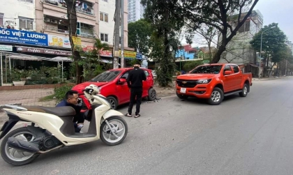 Ảnh TNGT: Chevrolet Colorado 29H 14292 đâm nát Toyota Wigo trong sáng mùng 1 Tết
