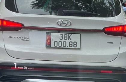 Ý thức Giao thông: Lại thêm tài xế Hyundai Santa Fe dán biển số mưu đồ xấu
