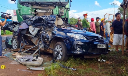 Hiện trường vụ tai nạn chiếc Toyota Altis bị đâm kẹt cứng giữa hai xe tải lớn