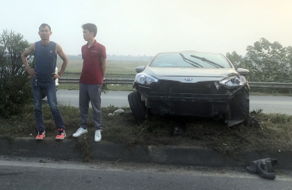 Ảnh TNGT: KIA K3 lao lên dải phân cách, gãy bánh trước, vỡ toàn bộ đầu xe