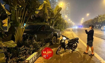 Ảnh TNGT: Mất lái, Mitsubishi Triton 29H 59529 lao thẳng lên dải phân cách