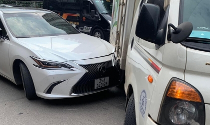 Ảnh TNGT: Lexus ES BKS 35A 34965 bị xe tải tạt đầu khi qua giao lộ
