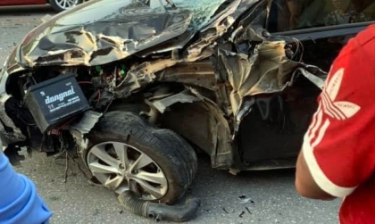 Ảnh TNGT: Đối đầu xe khách, Hyundai Accent nát đầu, lòi ắc-quy