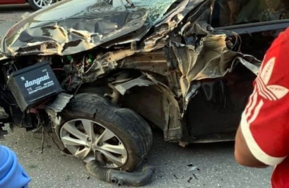 Ảnh TNGT: Đối đầu xe khách, Hyundai Accent nát đầu, lòi ắc-quy