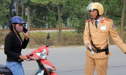 Mức phạt dành cho việc đi xe máy dùng điện thoại? Đi xe máy có được dùng tai nghe bluetooth hay không?