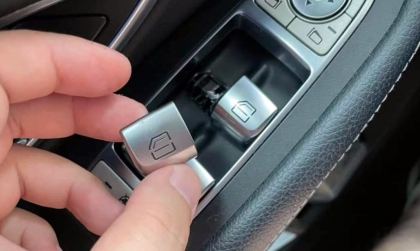 Xin cách xử lý Mercedes GLC rơi nút bấm cửa?