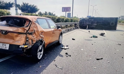 Clip TNGT: Toàn cảnh chiếc VinFast VF 5 85A 12181 liên tiếp bị xe bồn và xe tải đâm trên cao tốc