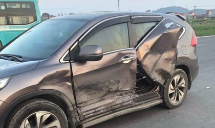 Ảnh TNGT: Honda CR-V BKS 37A 34120 bung túi khí rèm vì bị Toyota Fortuner BKS 37A 19240 đâm phải