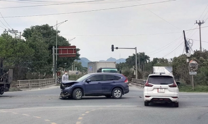 Ảnh TNGT: Honda CR-V 37A 12731 không giữ khoảng cách an toàn, đâm thẳng xe bồn