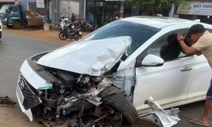Ảnh TNGT: Hyundai Accent gặp nạn nát đầu, gãy càng trước