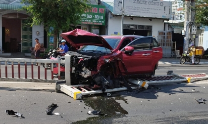 Ảnh TNGT: Ford Territory BKS 66A 21457 gãy rời bánh trước, nát đầu trước khi đâm vào dải phân cách