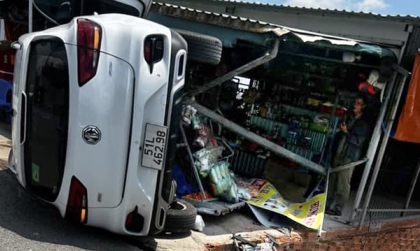 Ảnh TNGT: Mất lái, MG ZS BKS 51L 46298 đâm đổ tường, lật nghiêm trong cửa hàng ven đường