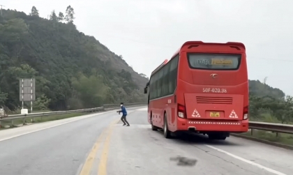 Ý thức Giao thông: Clip xe khách BKS 50F 02098 dừng trả khách trên cao tốc suýt xảy ra tai nạn