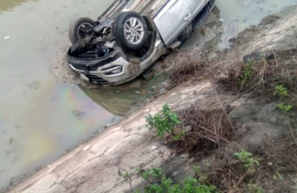 Ảnh TNGT: Hyundai Tucson 30G 35378 mất lái lao xuống mương