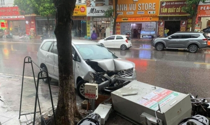 Clip TNGT: Toyota Innova húc đổ tủ điện rồi rồ ga bỏ chạy