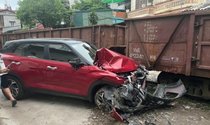 Clip TNGT: Đỗ xe không quan sát, Hyundai Creta BKS 30K 20065 bị tầu hoả đâm nát đầu xe