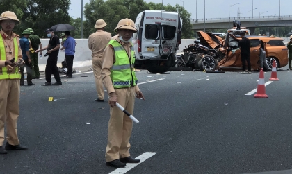 Clip TNGT: VinFast VF 9 BKS 30K 75700 đâm vào hai xe khác trên cao tốc Hà Nội – Hải Phòng