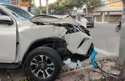 Ảnh TNGT: Toyota Fortuner 72A 54108 gây tai nạn liên hoàn trước khi đâm thẳng cột điện
