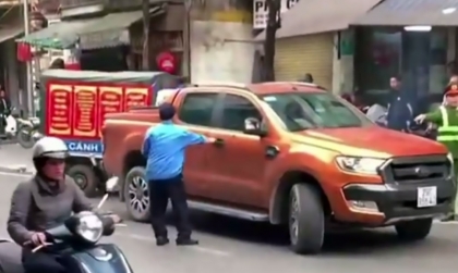 Clip TNGT: Toàn bộ quá trình vụ việc tài xế cầm lái Ford Ranger 29C 85642 gây tai nạn liên hoàn, bỏ chạy khỏi Cảnh sát